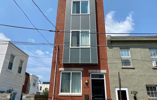 Beautiful 3-Bedroom Townhouse in Fishtown with Rooftop Deck! Available mid-August!