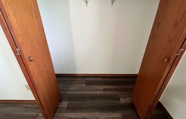 Welcome Home to this charming 2 bedroom, 1 bathroom apartment in Neenah, WI!