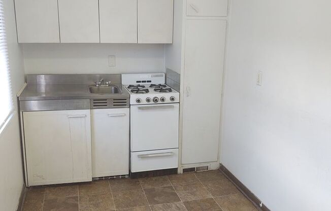 Studio, 1 bath, 360 sqft, $500, Unit Apt 7