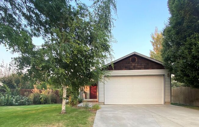 3 Bed on Cul-de-sac with Great Backyard and Lawn Service!