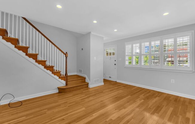 Charming townhome just two blocks from vibrant Mount Vernon Avenue in Del Ray!