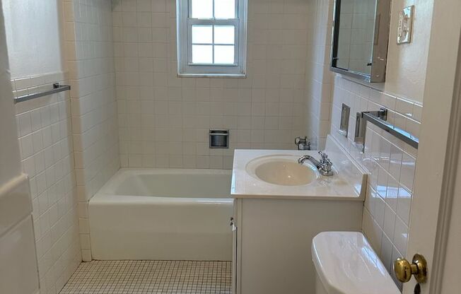 1 bed, 1 bath, 803 sqft, $1,510, Unit Royal York 304