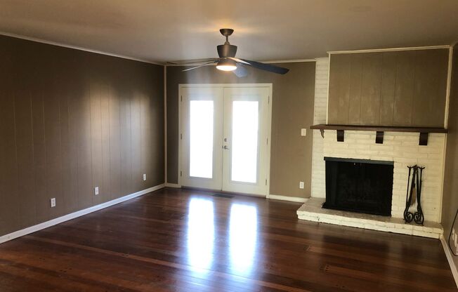 Clean 3 bed, 2 full bath with 2 large living areas.