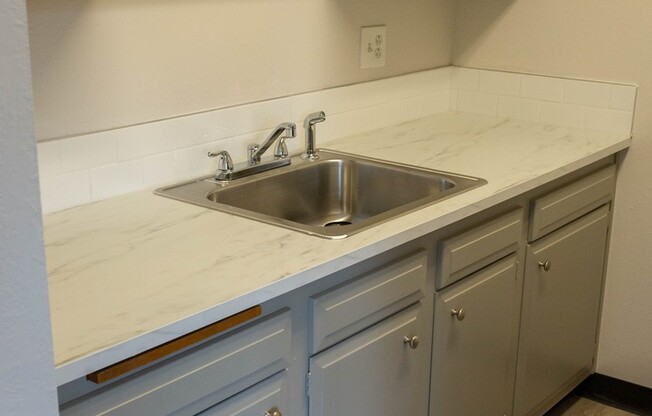 2 beds, 1 bath, 850 sqft, $1,300, Unit 47