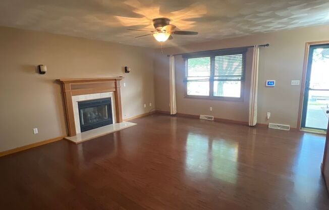 TWIN LAKES! MOVE IN READY 3 BEDROOM!