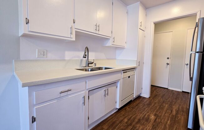 3 beds, 2 baths, 1,350 sqft, $2,898, Unit 33