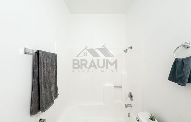 2 beds, 2 baths, 1,000 sqft, $2,450, Unit 215
