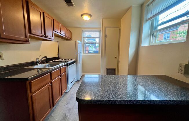 Charming One Bedroom in Oakland! Ample Natural Light! Call Today!