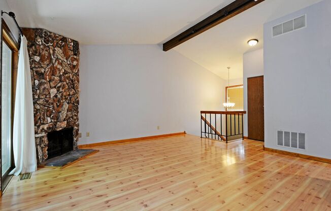 Beautiful 2 Bed 1.5 bathroom Woodbury Townhome