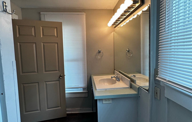 2 beds, 1 bath, $1,100