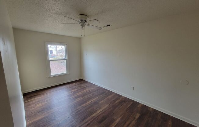 2 beds, 1 bath, $850, Unit A