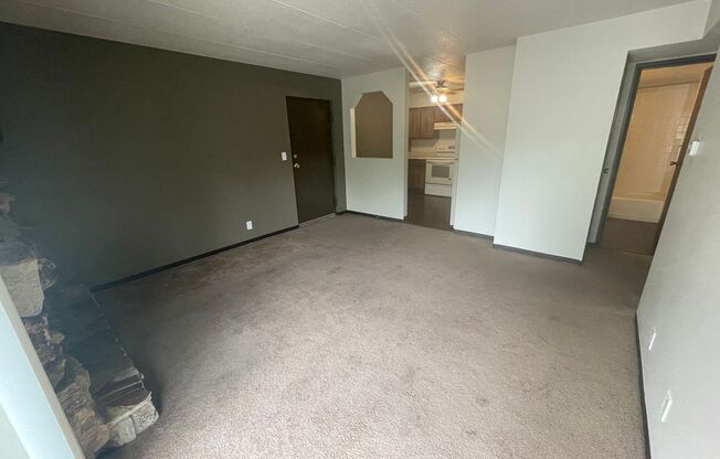 2 beds, 1 bath, 840 sqft, $1,095, Unit 10