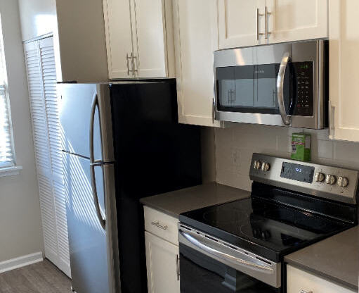 Sycamore Kitchen with Glass Top 5 Burner Convection Stove