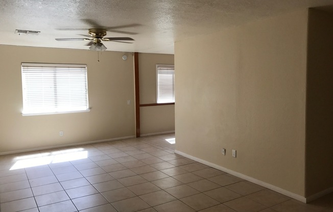 Beautiful 4 Bedroom 2 Bathroom house ( Smoke Ranch and Jones )