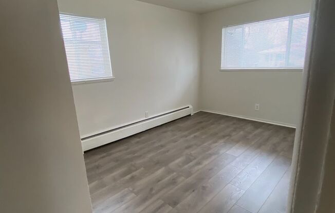 3 beds, 1 bath, 950 sqft, $1,595, Unit Unit 4