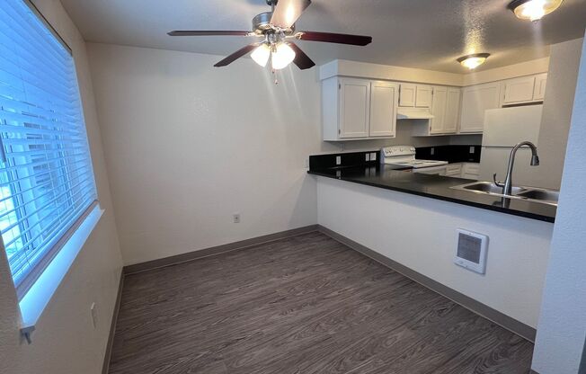 2 beds, 1 bath, 875 sqft, $1,350, Unit 127-40