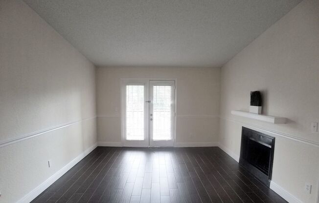 Beautiful 1/1 Wood Floor Condo With a Beautiful  Pool View x Rent close to UCF.