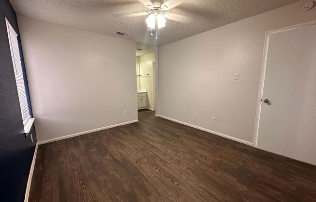 2 beds, 1 bath, 837 sqft, $1,040