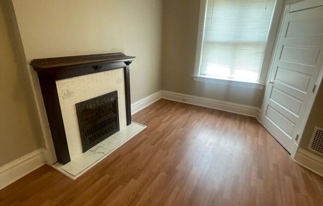 1 bed, 1 bath, $895, Unit 3457 Sidney St. Apt 1F