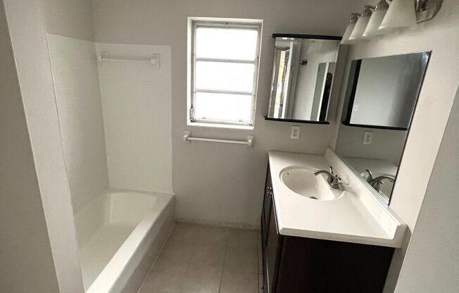 1 bed, 1 bath, 700 sqft, $1,725, Unit 18