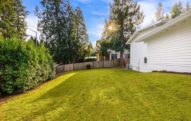 Gorgeous Fully Renovated 5 Bedroom Redmond/Bellevue/Kirkland Border