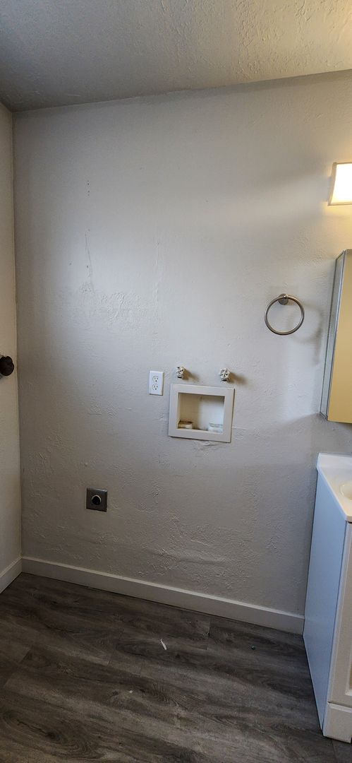 2 beds, 1 bath, 800 sqft, $1,195, Unit #32