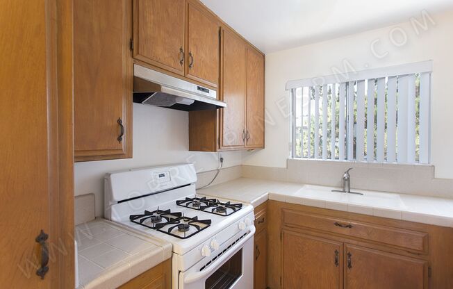 *COMING SOON!* Charming 1 Br Just Blocks From Sail Bay with Parking!