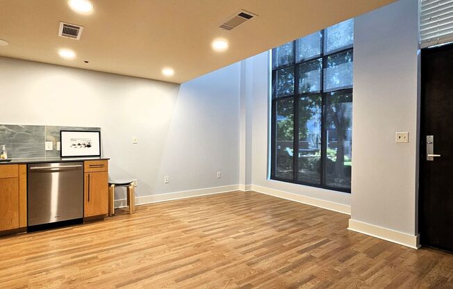 Amazing downtown condo in the heart of Deep Deuce is a must see!! HALF OFF FIRST FULL MONTHS RENT!!