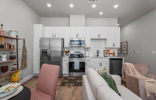 1 bed, 1 bath, 650 sqft, $1,300, Unit 428