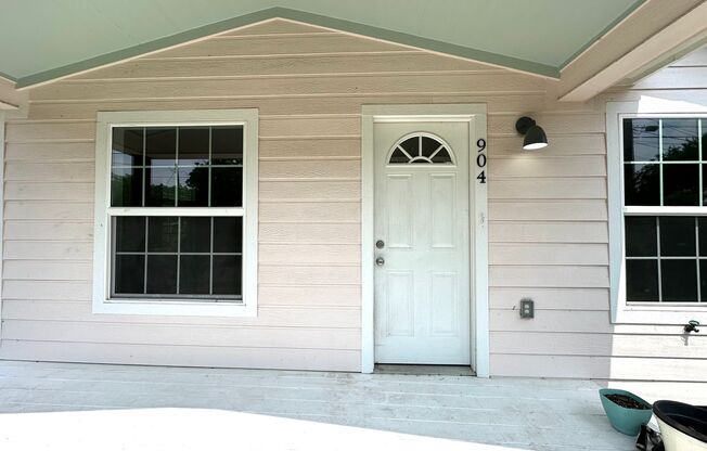Single Story, Tesla Battery Powered Soler System, 3 Bedrooms 1 Bathroom Home for Rent in Central Austin!