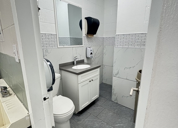 1 bed, 1 bath, 823 sqft, $3,600, Unit 7O