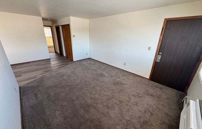 2 beds, 1 bath, $1,125, Unit 5613 Unit 3