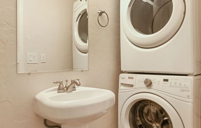 2 beds, 1.5 baths, 998 sqft, $1,690, Unit 0111