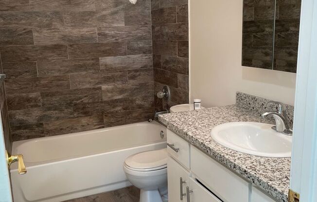 2 beds, 1 bath, $2,500, Unit 77