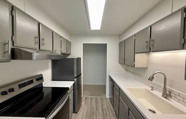 Beautiful 2 bed, 1 bath Shoreline Condo, $1850/mo.