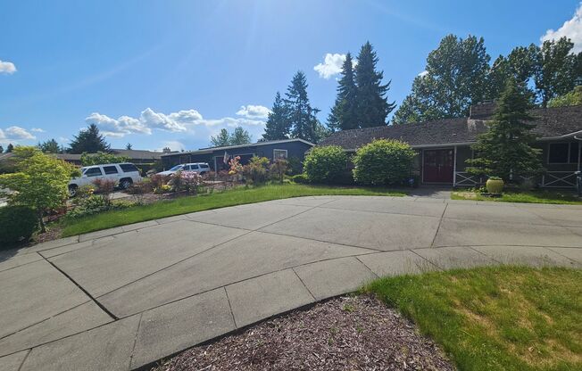 Beautifully Bellevue Rambler in Prime Location