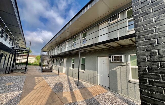 2 beds, 1 bath, 700 sqft, $725, Unit APT 4