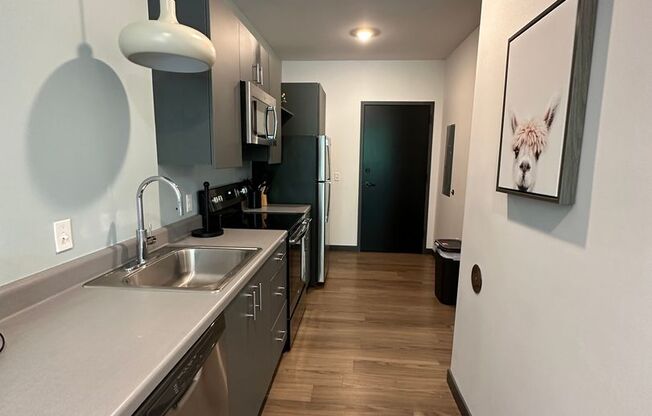 Studio, 1 bath, 425 sqft, $1,440, Unit 122 - Furnished