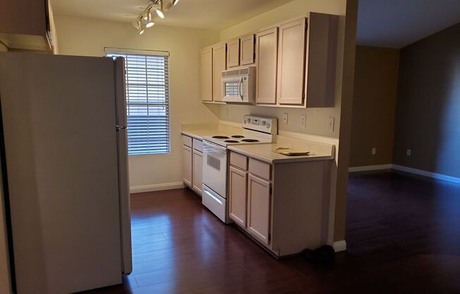 1 BED, 1 BATH CONDO!! Beautiful Black Mtn Condo in Henderson!!