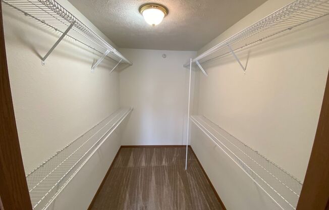 2 beds, 1 bath, 950 sqft, $1,250, Unit 34