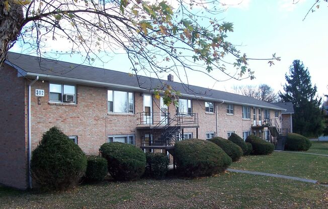 2 beds, 1 bath, 903 sqft, $1,190, Unit E-7