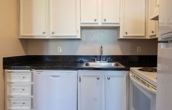 2 beds, 1 bath, 735 sqft, $1,595, Unit 13