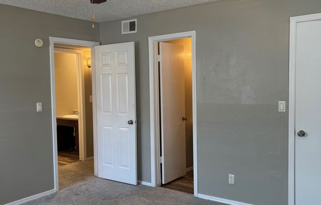 2 beds, 1.5 baths, 832 sqft, $825, Unit 220