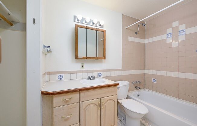 Studio, 1 bath, 400 sqft, $1,095, Unit B09