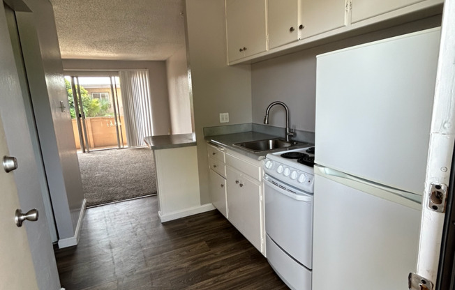 Studio, 1 bath, 382 sqft, $1,095, Unit 046