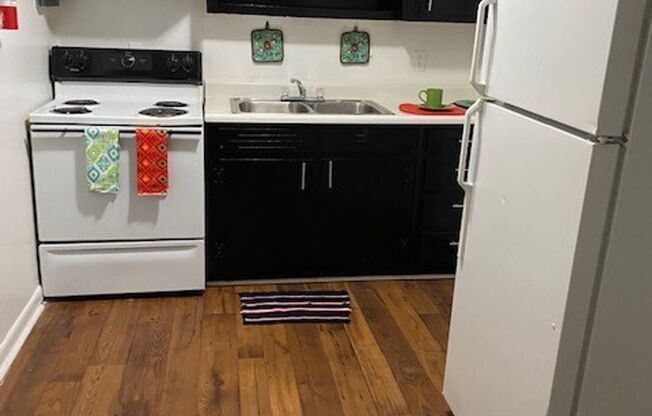 Studio, 1 bath, 475 sqft, $929, Unit 11