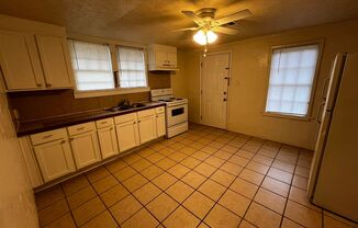 2 beds, 1 bath, 826 sqft, $595, Unit A