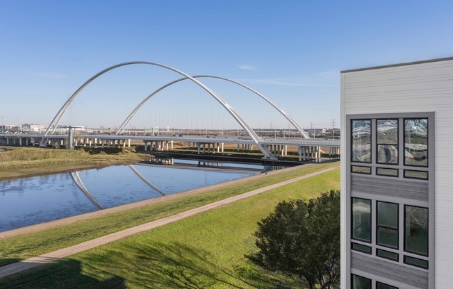 Wander on the levee path with your furry friend, relax at the elevated resort-style pool, or enjoy an uninterrupted panorama of the Dallas skyline from the nature-inspired solarium.