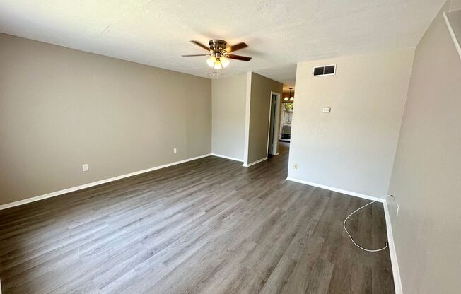 Nice Townhouse with new floor and bathrooms