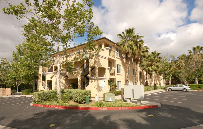 2 beds, 2 baths, 800 sqft, $2,677, Unit 10-104